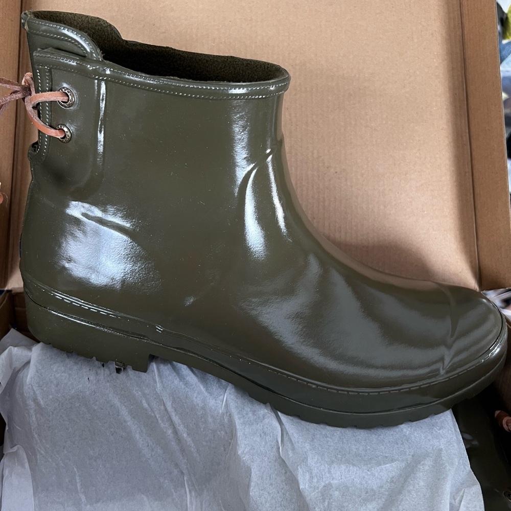 Sperry. Olive green (new!) with tags inbox, low top rain boot. Women’s size 12.